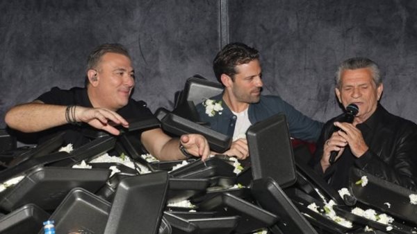 Οι καλεσμένοι του Ρέμου, Αργυρός και Μαργαρίτης, "πνίγηκαν" στα λουλούδια στο νυχτερινό μαγαζί