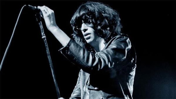 #RockThisDay - 15 Απριλίου: Φεύγει από τη ζωή ο Joey Ramone, ο θρυλικός frontman των Ramones