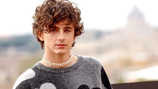 Ο Timothée Chalamet ως Bob Dylan στη νέα ταινία "A Complete Unknown"