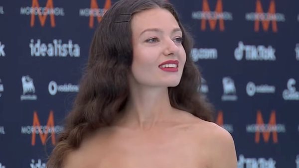 Αμάντα Γεωργιάδη - Η εντυπωσιακή εμφάνιση στο τιρκουάζ χαλί της Eurovision