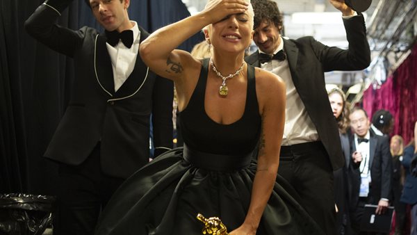 Throwback Thursday! Με βραβευμένο με Όσκαρ "Shallow"