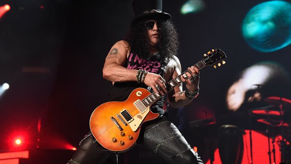 Ο Slash αποκαλύπτει ποιος διαχειρίζεται τον instagram λογαριασμό του