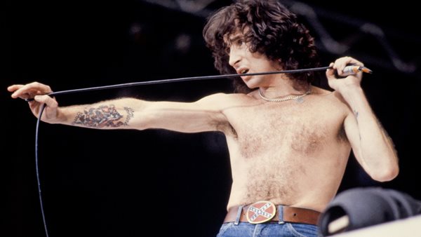 #RockThisDay - 9 Ιουλίου: Γεννιέται ο Bon Scott των AC/DC