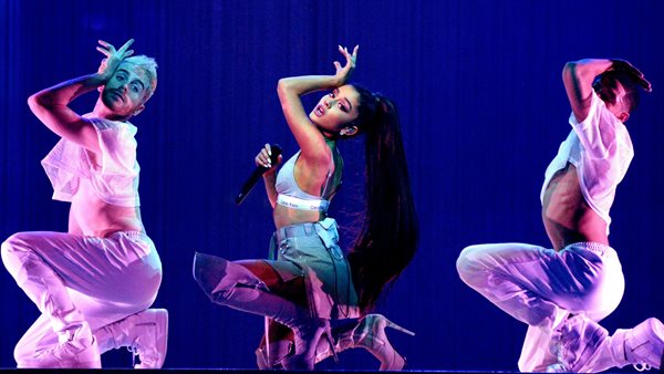 H Ariana Grande επιστρέφει στο Νο.1 του Billboard ενώ ξεκινά παγκόσμια περιοδεία