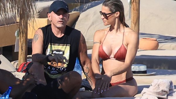 Eros Ramazzotti στη Μύκονο με πρώην σύζυγο και κόρη.