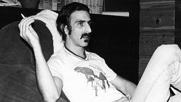 Σπάνιες φωτογραφίες από τη ζωή του αντικομφορμιστή Frank Zappa