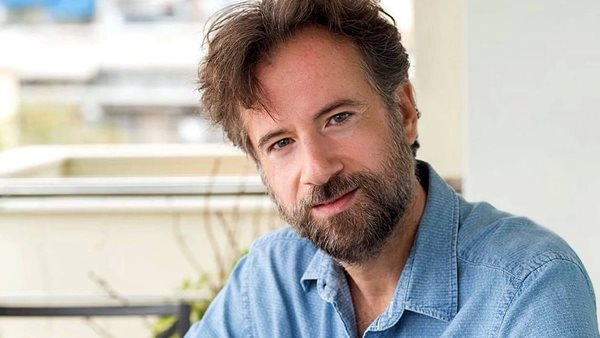 Κωστής Μαραβέγιας: "Η λεύκη που έχω είναι κάτι πολύ φυσιολογικό και δεδομένο"