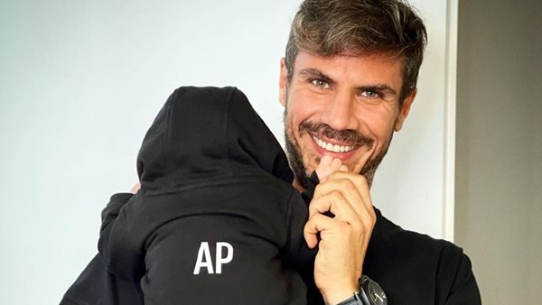 Άκης Πετρετζίκης - Ο γιος του έγινε ενός έτους