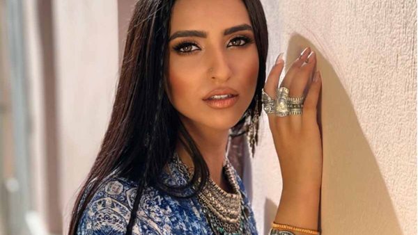 "Λίγο Λίγο" - Η Αναστασία μάς εντυπωσιάζει με ακόμα ένα νέο single