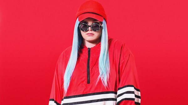 Tones And I - Ενίοτε πραγματικά σιχαίνεται το "Dance Monkey"