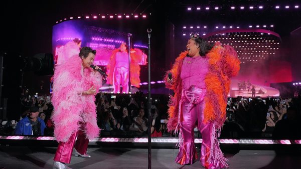 Harry Styles - Έστειλε μία εντυπωσιακή ανθοδέσμη στη Lizzo για το νέο της #1 στο Billboard