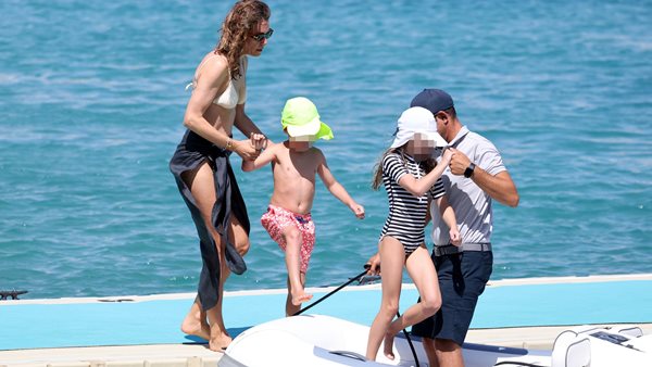 Βίκυ Καγιά, Ηλίας Κρασσάς με τα παιδιά τους στη Μύκονο.