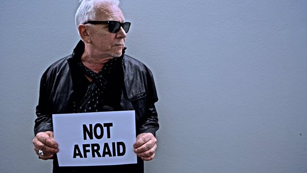 Eric Burdon για Trump: "Ένα παραμύθι αμαρτίας και μιζέριας σε ένα μπουρ**λο του ταιριάζει τόσο τέλεια"
