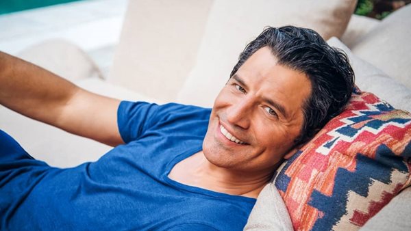 Ο Σάκης Ρουβάς έγινε ξανά viral: "Αυτά συμβαίνουν όταν με αφήνουν μόνο μου στο στούντιο"