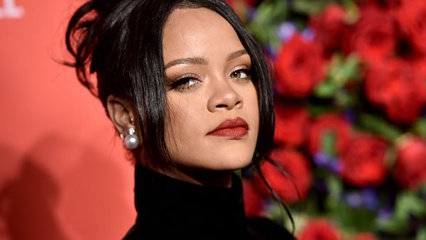 Η Rihanna σε #StopAsianHate διαμαρτυρία