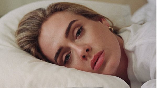 Η Adele μιλά για τη φιλία της με την Jennifer Lawrence και τη Nicole Richie, αλλά και το dating στο Los Angeles