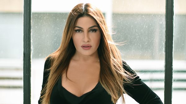 Η Έλενα Παπαρίζου απαντά στα body shaming σχόλια του διαδικτύου