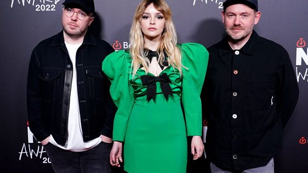 CHVRCHES & Robert Smith μαζί στη σκηνή των BandLab NME Awards 2022