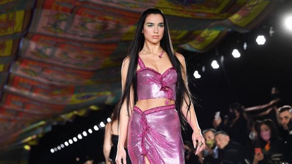 Milan Fashion Week - Η Dua Lipa άνοιξε το show του οίκου Versace