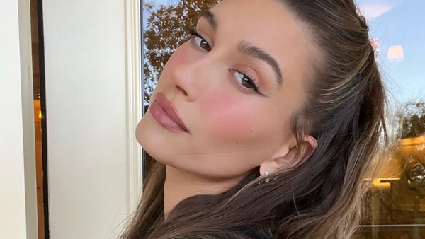 Hailey Bieber - Περιγράφει σε νέο YouTube video την επικίνδυνη περιπέτεια υγείας που αντιμετώπισε τον Μάρτιο