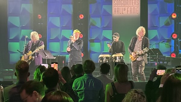 Οι R.E.M. επανενώθηκαν για μια ζωντανή εμφάνιση ύστερα από 15 χρόνια