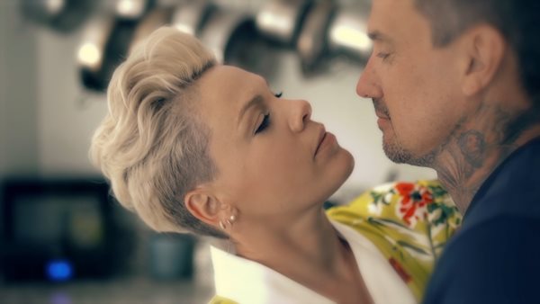 Η P!nk "τα έτσουξε" λίγο παραπάνω στην καραντίνα και κούρεψε τα μαλλιά της