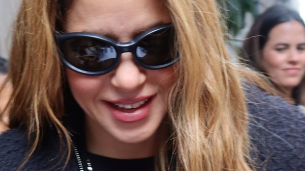 Η Shakira χαιρετάει τους θαυμαστές της στη Νέα Υόρκη.