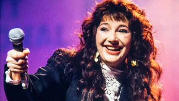 Η Kate Bush σε μία από τις (υπερβολικά) σπάνιες συνεντεύξεις της μιλά για την επιτυχία του "Running Up That Hill"