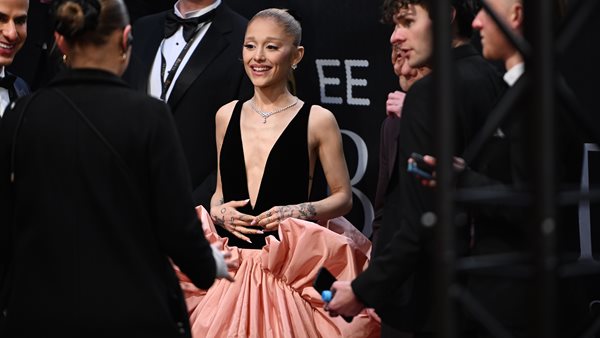 Διαμαντένιο το "7 Rings" της Ariana Grande στις ΗΠΑ!