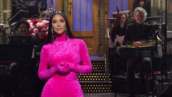 "SNL" - Η Kim Kardashian τρόλαρε ασύστολα όλη της την οικογένεια