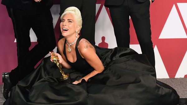 #Oscars2019: Το χρυσό αγαλματίδιο της Lady Gaga και το φλερτ επί σκηνής με τον Bradley Cooper