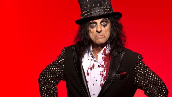 Ο Alice Cooper δήλωσε πως τα θεατρικά του gigs άνοιξαν "μία τεράστια πόρτα για τον Bowie"