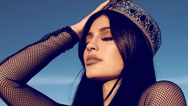 Kylie Jenner - Γρήγορα ψώνια εκτός καραντίνας φορώντας μάσκα