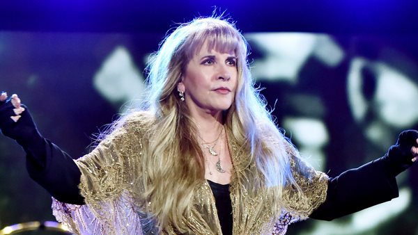 Η Stevie Nicks τοποθετείται για τον Πούτιν: "Είναι ο Χίτλερ που επέστρεψε να μας στοιχειώσει"