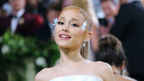 Η Ariana Grande παρουσίασε SNL, για πρώτη φορά από το 2016!