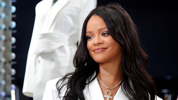 H Rihanna προετοιμάζει την πρώτη visual αυτοβιογραφία της