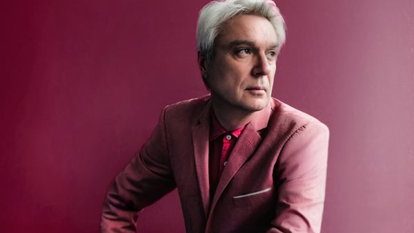 Ο David Byrne των Talking Heads παρουσιάζει το νέο single του "She Explains Things to Me"