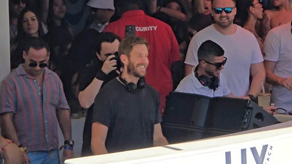 Ο Calvin Harris, sold-out, djing στην LIV pool στο Las Vegas