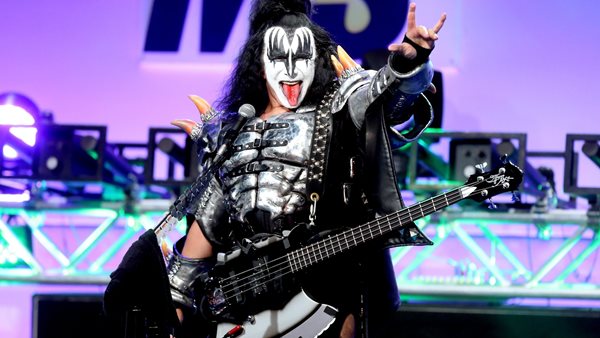 Gene Simmons - "Τα βάζει" με τους νεαρότερους fans της ροκ μουσικής