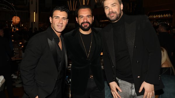 Ο Πέτρος Ιακωβίδης έγινε πλατινένιος με το "Καλησπέρα"!