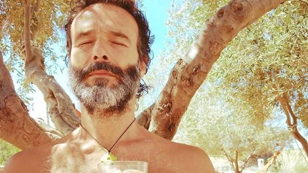 Θανάσης Ευθυμιάδης - Άννα Δημητρίεβιτς: Κοιτάζονται στα μάτια για 11 λεπτά και γίνονται viral