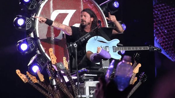 Το "ευχαριστώ" του Axl Rose στον Dave Grohl αφού δανείστηκε τον... θρόνο του