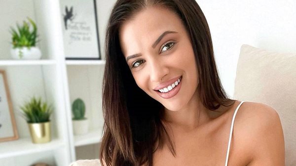 H Λάουρα Νάργες ποζάρει με μαγιό στον 6ο μήνα της εγκυμοσύνης της