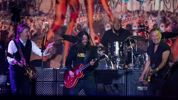 Glastonbury - Η θρυλική εμφάνιση του Paul McCartney με Bruce Springsteen, Dave Grohl και... John Lennon