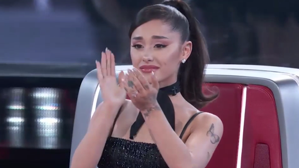 "The Voice US" - Η διαγωνιζόμενη που συγκίνησε την Ariana Grande