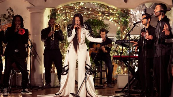 Η Camila Cabello σε ένα special cover του "Good 4 U" της Olivia Rodrigo