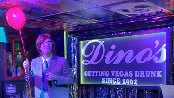 O Chris Martin των Coldplay τραγούδησε μεταμφιεσμένος σε καραόκε μπαρ του Λας Βέγκας