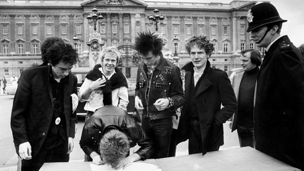 #RockThisDay - 10 Μαρτίου: Οι Sex Pistols υπογράφουν δισκογραφικό συμβόλαιο έξω από το Παλάτι του Μπάκιγχαμ