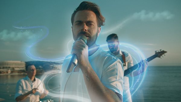 Ηλίας Βρεττός - Παρουσιάζει και με εικόνα το single "Φύσηξε Έρωτας Βοριάς"