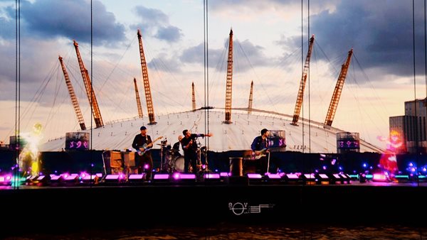 Brit Awards 2021 - Οι Coldplay εμφανίστηκαν ζωντανά σε πλωτή σκηνή
